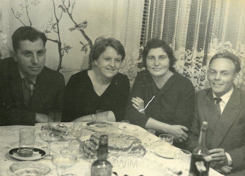 KKE 4174-167.jpg - Fotografia rodzinna Zabagońskich. Od lewej Jadwiga Zabagońska z mężem Eugeniuszem.